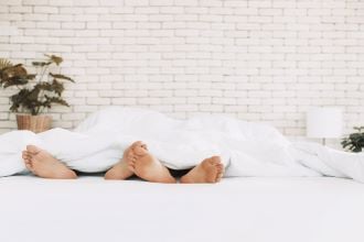 Couple-dort-dans-lit (330x220)